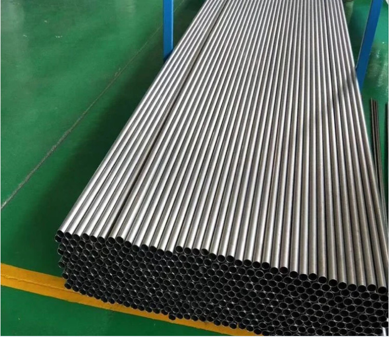 أنابيب سبائك التيتانيوم النقي Gr3 ASTM B338 1 بوصة 2 بوصة أنابيب التيتانيوم لمبادل حراري